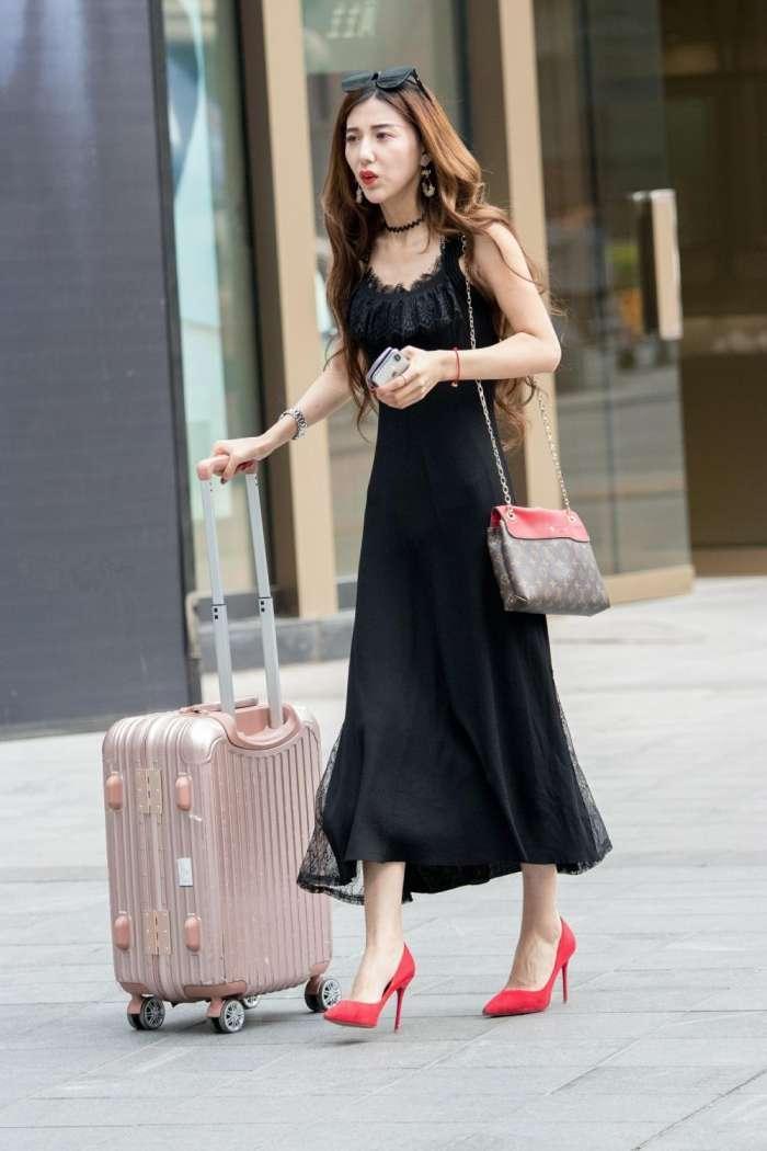 气质小姐姐黑色吊带长裙御姐范十足, 贴身的设计尽显高挑身材