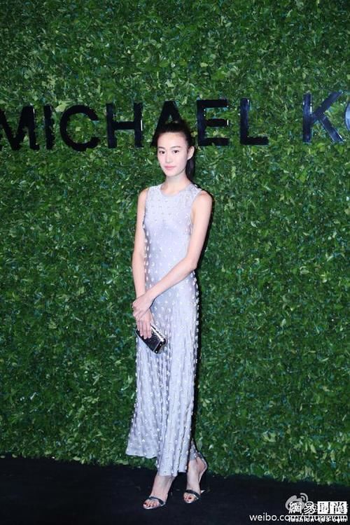 18 岁进模特界，二婚仍征服浪子陈冠希，凭啥？