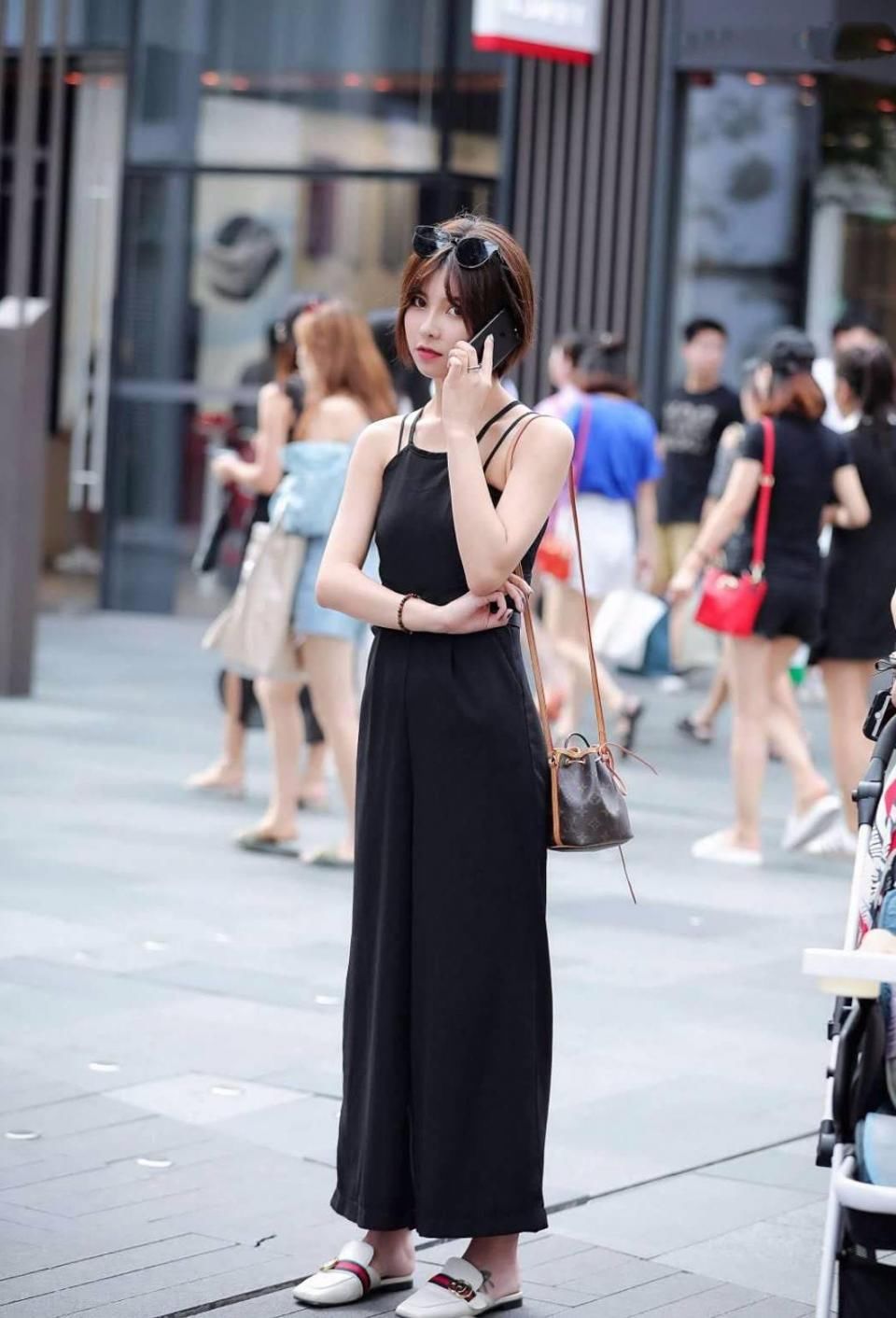 街拍：两个小姐姐身材高挑，气质不错，衣着打扮也非常时尚。