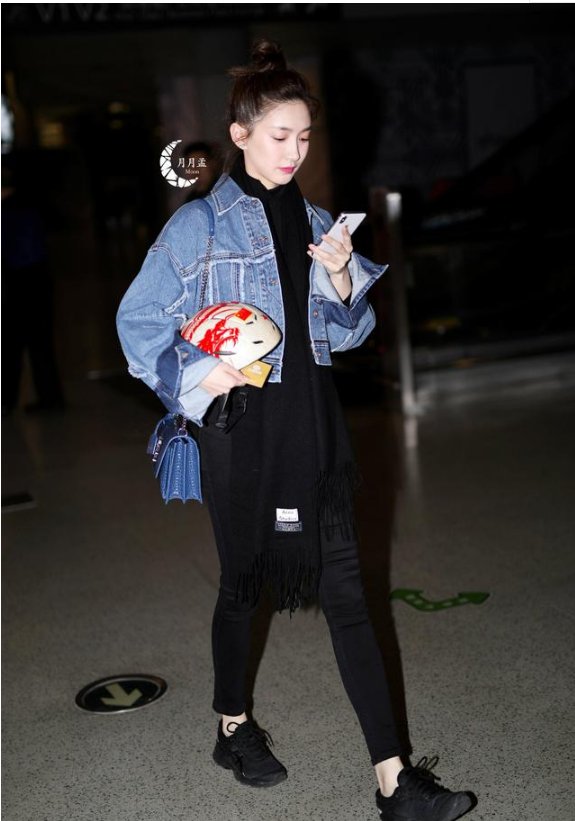 江疏影机场私拍，腿细如竹竿，网友:有80斤算我瞎