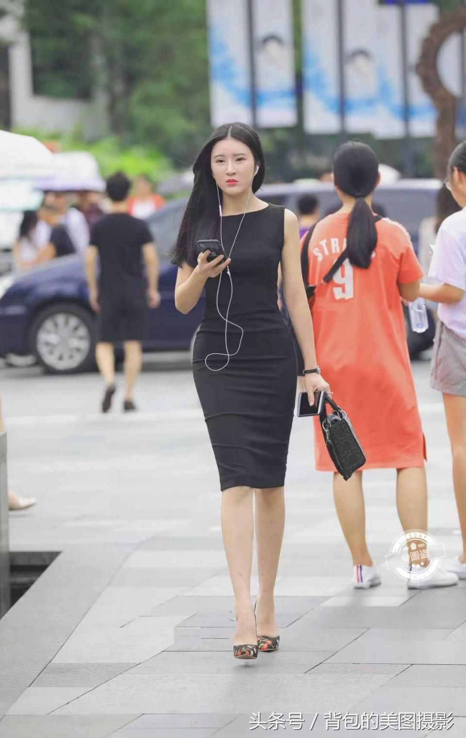 街拍路人，小姐姐一身黑色修身裙，将身材的曲线完美的展现了出来