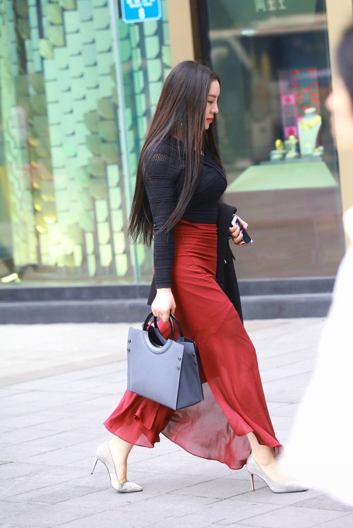 街拍:身材好气质佳的美女一条红色长裙真是增添了不少魅力