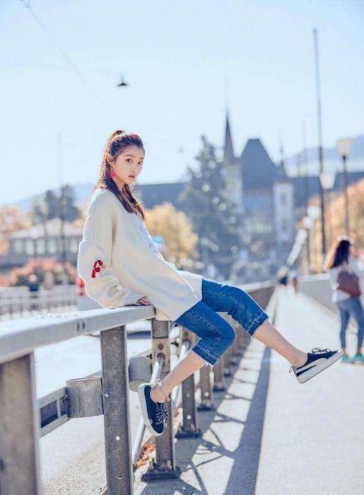 关晓彤和热巴同穿蓬蓬裙，网友：公主与村花的差距瞬间一目了然