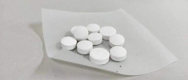  「溶液里浸泡」1粒小药片，碾碎丢水里，花像吃了兴奋剂疯长！