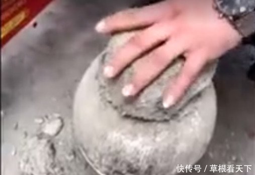 男子翻新祖屋发现奇异坛子，撬开封口细看后让他傻眼了