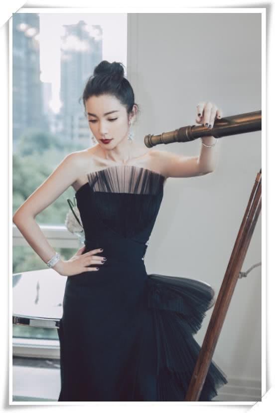 当45岁李冰冰遇上47岁俞飞鸿，这就是自然老去和保养过度的差距！