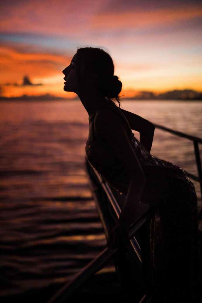 迪丽热巴:身穿粉色吊带裙，侧颜无懈可击，落入凡尘中的小仙女