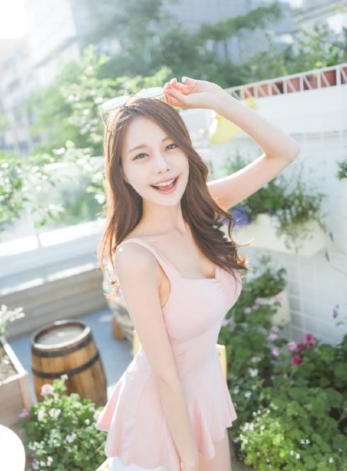 身材火辣的气质美女，不管是超短裙还是超短裤都能轻松驾驭