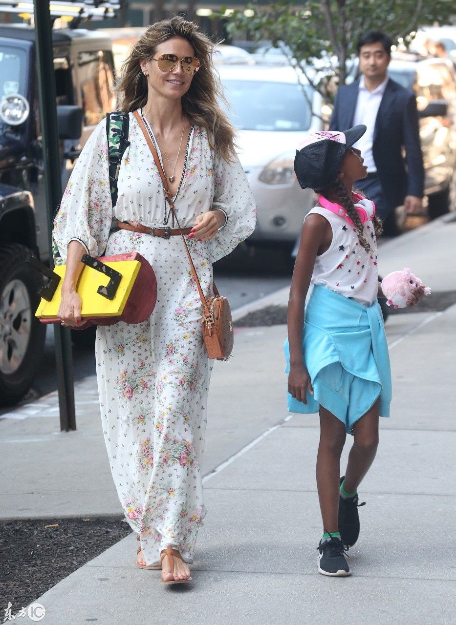超模海蒂克鲁姆Heidi Klum身穿碎花长裙和妈妈、女儿外出街拍