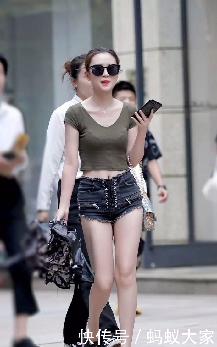 「版型设计」时尚街拍:肤白貌美的妹子,一袭紧身的露脐T恤衫,优雅而性感