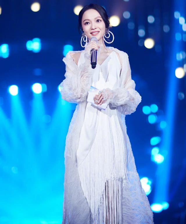 想把丝袜穿出美感，得要有张韶涵的“牙签腿”，所以女星为啥要瘦