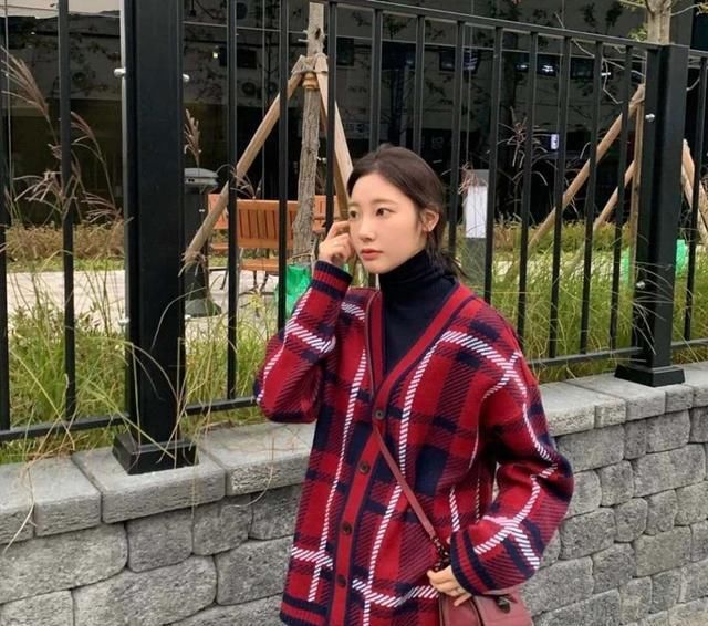  轻松：解锁红色的不同风格，让你轻松hold住明艳红，穿出时尚范