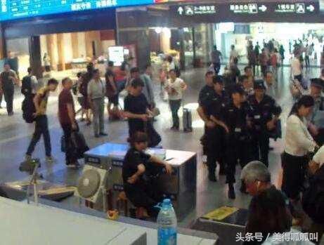 女子赶火车迟到咬伤民警，列车已经停止安检，网友称活该被拘
