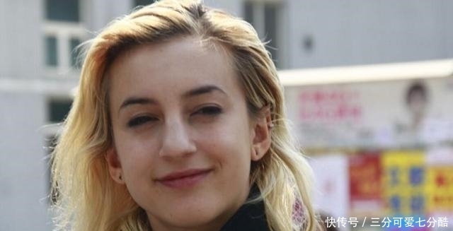 美国姑娘第一次来中国旅游,深夜看到一幕让她感慨,中国人真幸福