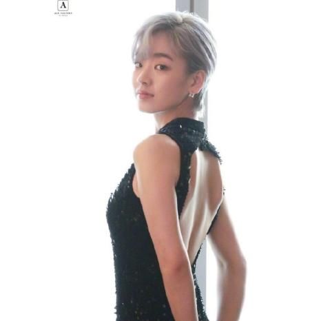 『 美女』身材苗条，以短发示人的她真是清爽又自然，可甜可盐的美女李珠英