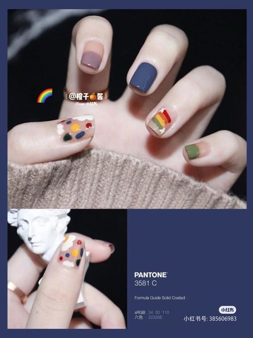  图源@不露脸的春天，当然要在指甲上做点花头啦！