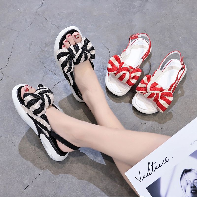 谁说夏天穿连衣裙非要搭高跟鞋?舒适的凉鞋,穿上更加有女人味