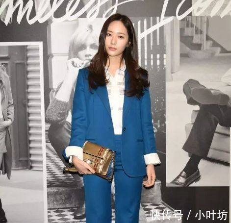 37岁的章子怡靠毛衣+阔腿裤，居然美过郑秀晶