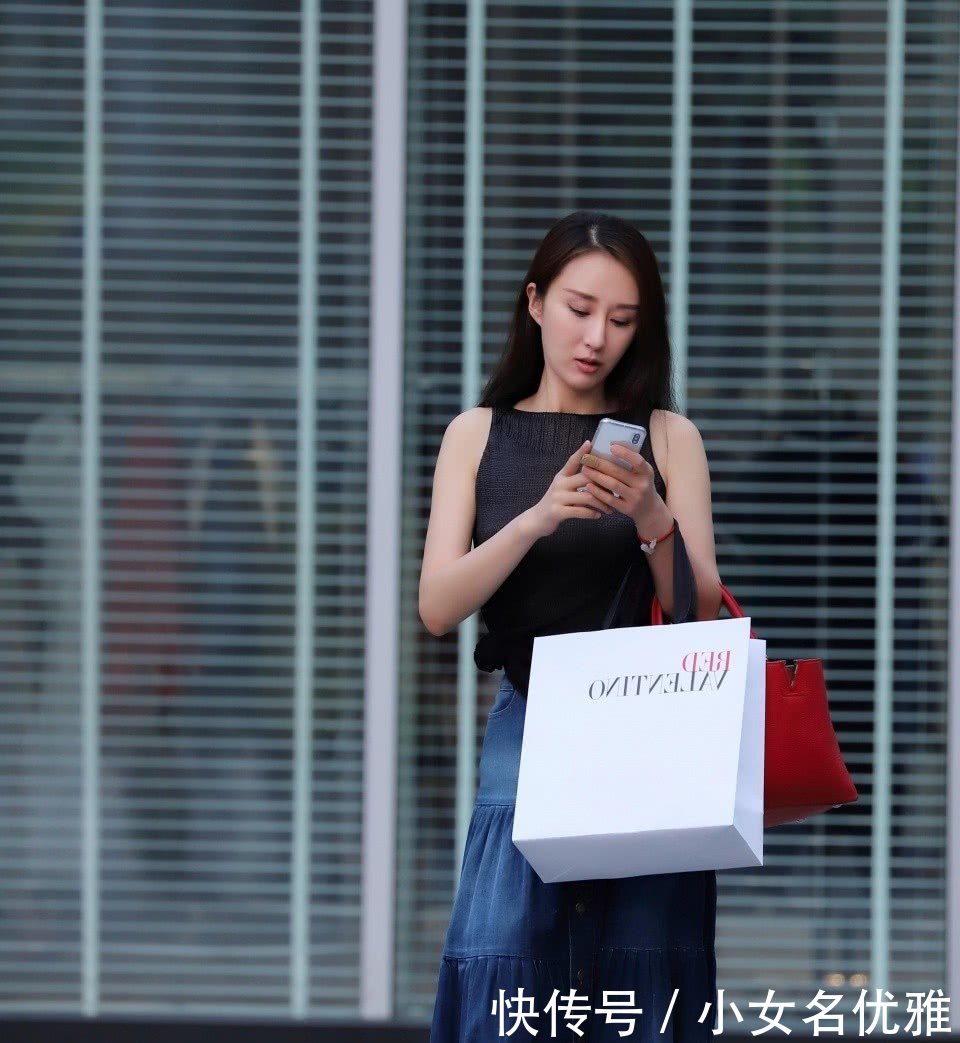 街拍清凉上街俊美的小姐姐，打扮上性感个性鹤立人群！