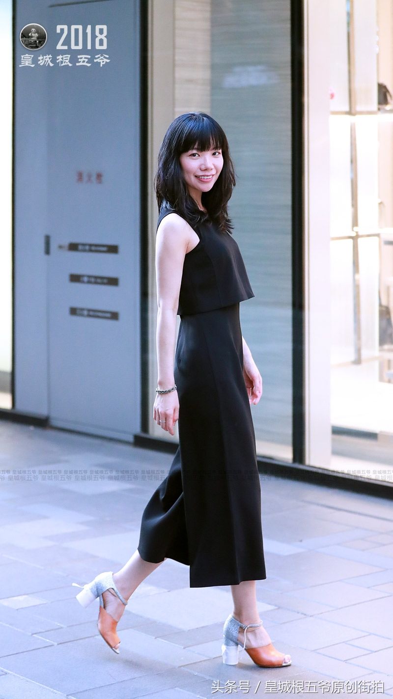 街拍:几乎每个爱美的女孩，都喜欢这样的穿衣方式