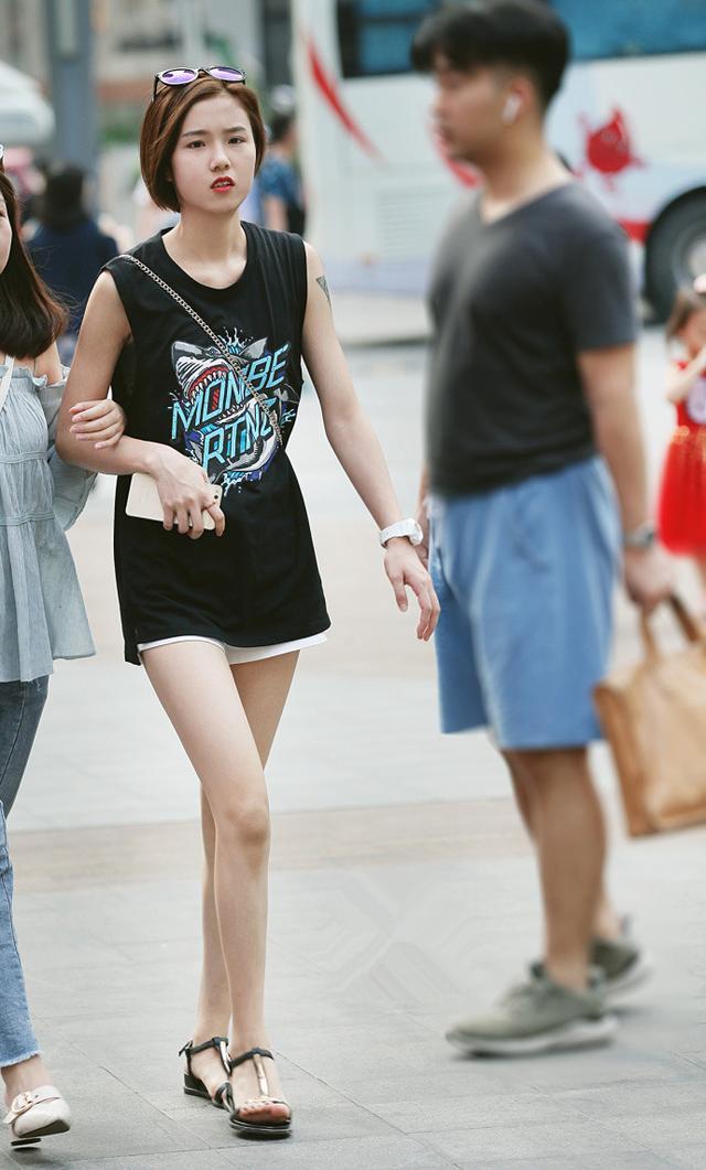 偶遇美女，纯真靓丽打扮整洁，真是美如画！