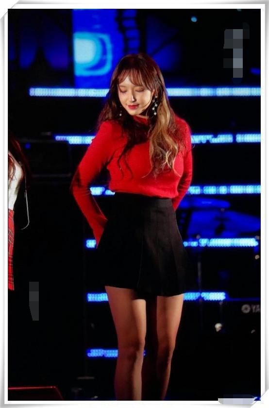 程潇穿紧身短裙现身，看完她的腿后尴尬了，网友：还是换回长裤吧