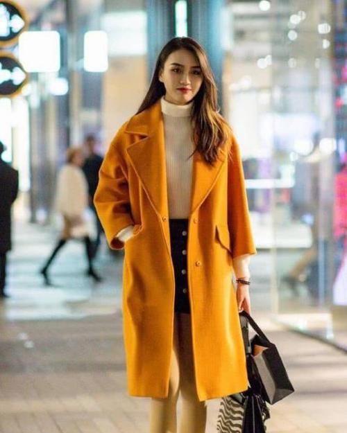  皮肤：养眼女神街拍：皮肤白皙的小姐姐，一件白色上衣配牛仔短裤，青春活力气质