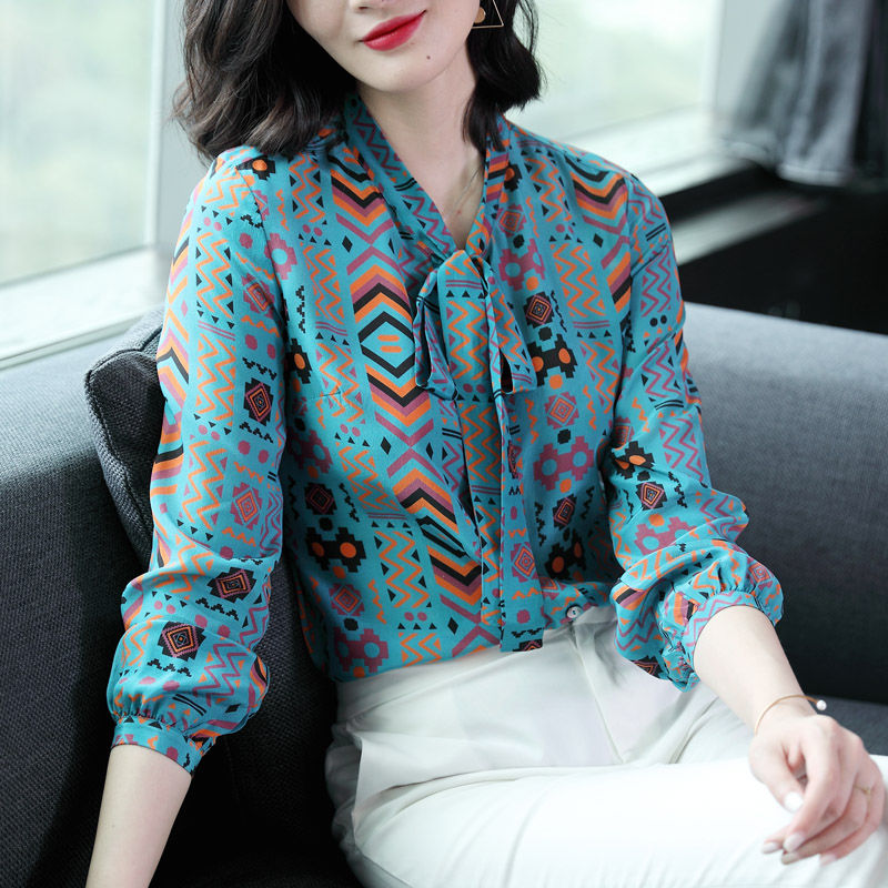 精致的女人，出门从不穿打底衫，衬衫搭配烟管裤，美得眼花缭乱