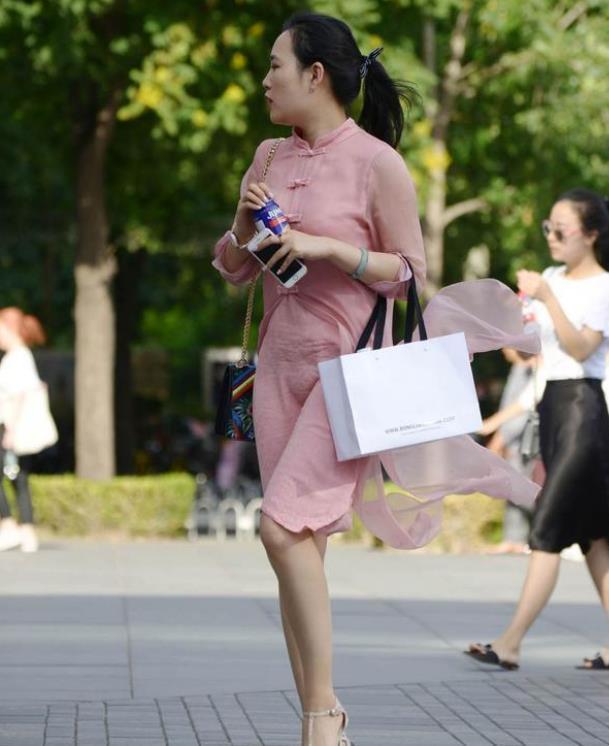  美女■街拍：环肥燕瘦的美女，一件灰色上衣配蓝色牛仔裤，青春活力气质