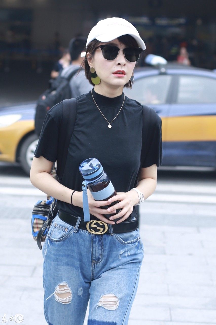 吴昕现身北京机场，网友:这条裤子是不是不合身呀!