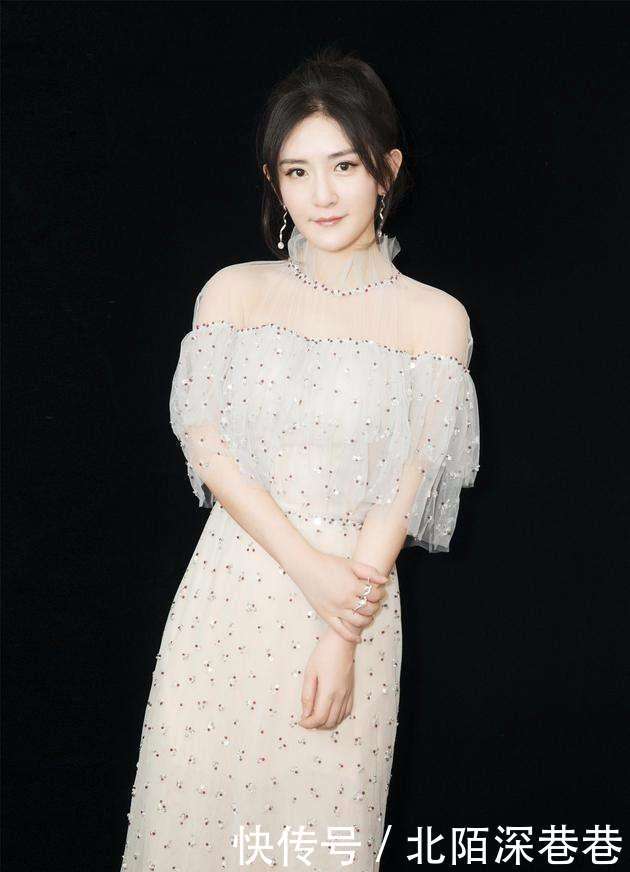 她穿15元鞋录了3年快本被嘲廉价, 现如今百万捐款却没人在意!