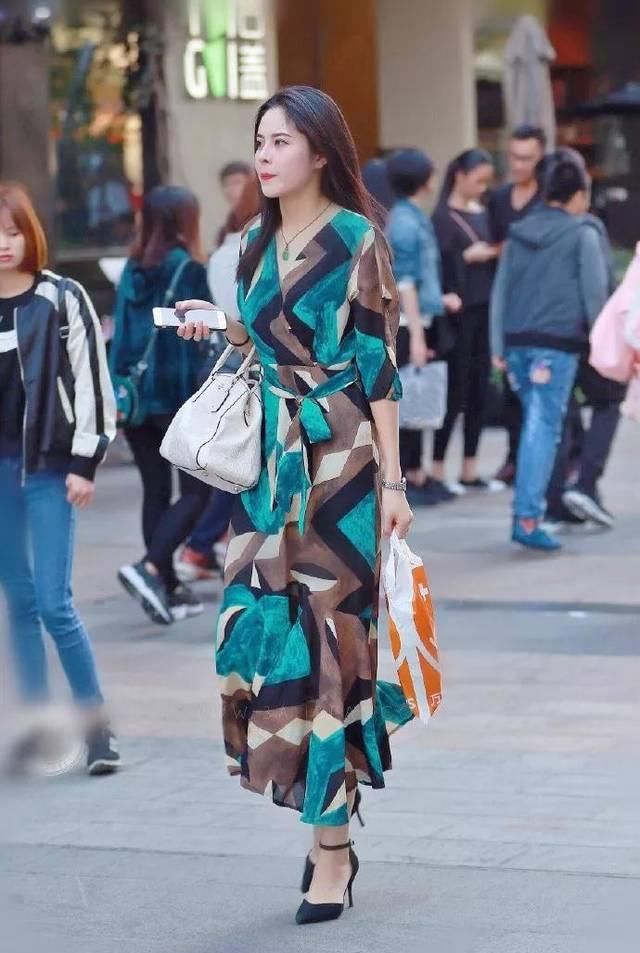 显得：美丽的长腿是这么迷人，高跟鞋搭配短裙