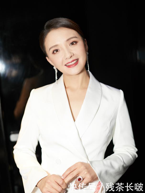 装配:“槿汐姑姑”越来越美,短西装配鱼尾裙好显身材,这比例看服我了