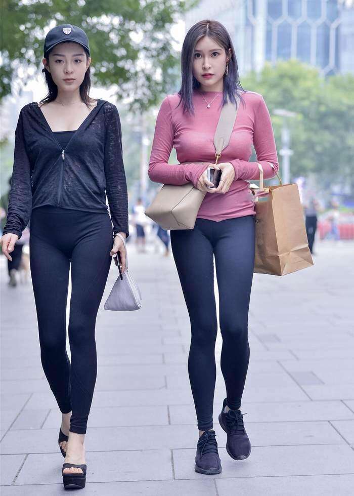 街拍: 紧身裤的姐妹花,都很好看啊