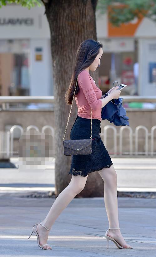 包臀裙勾勒身材的曲线美,夏日穿就是透着一种成熟的气息