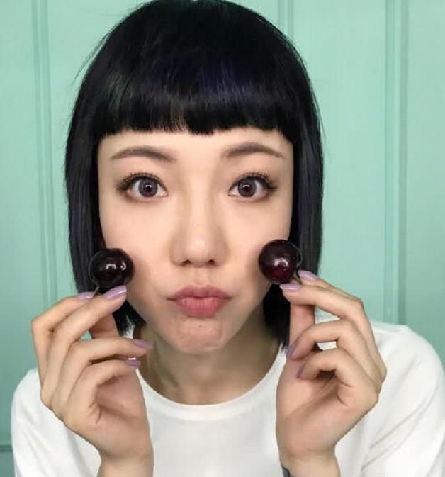 吴莫愁素颜照曝光，浓妆帅气的她竟还有这样一面，网友：真不理解