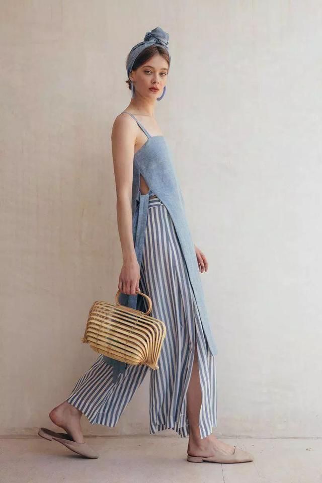 当女星穿平底鞋时大长腿还在吗?这差距不是一般大，网友:不一样