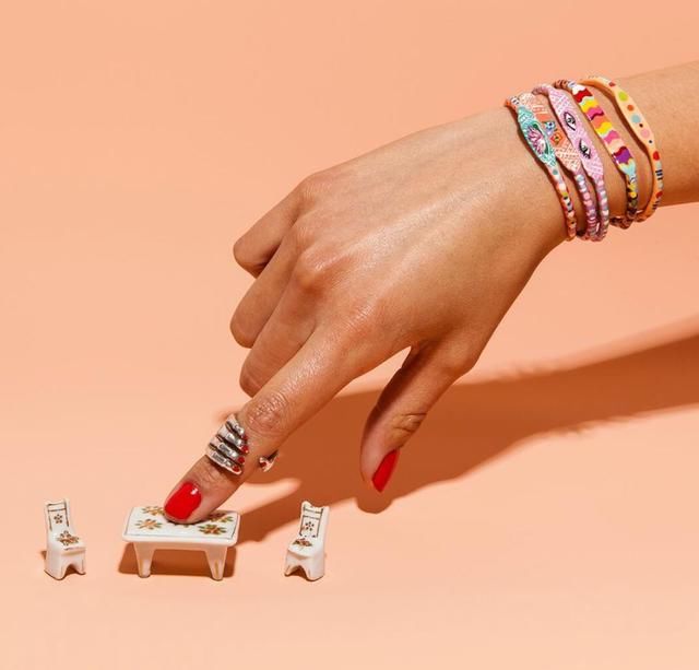 101女孩的少女感，原来靠这些“塑料”单品就能get？