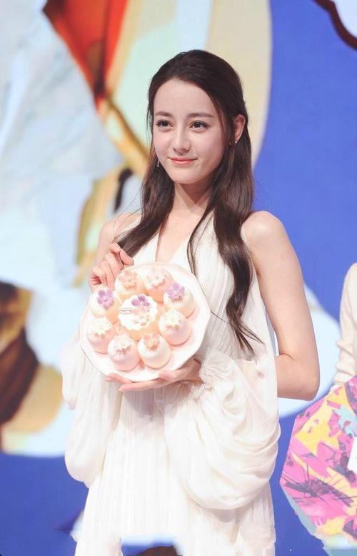 差距！古力娜扎可颜可性感，迪丽热巴只能算俗艳！