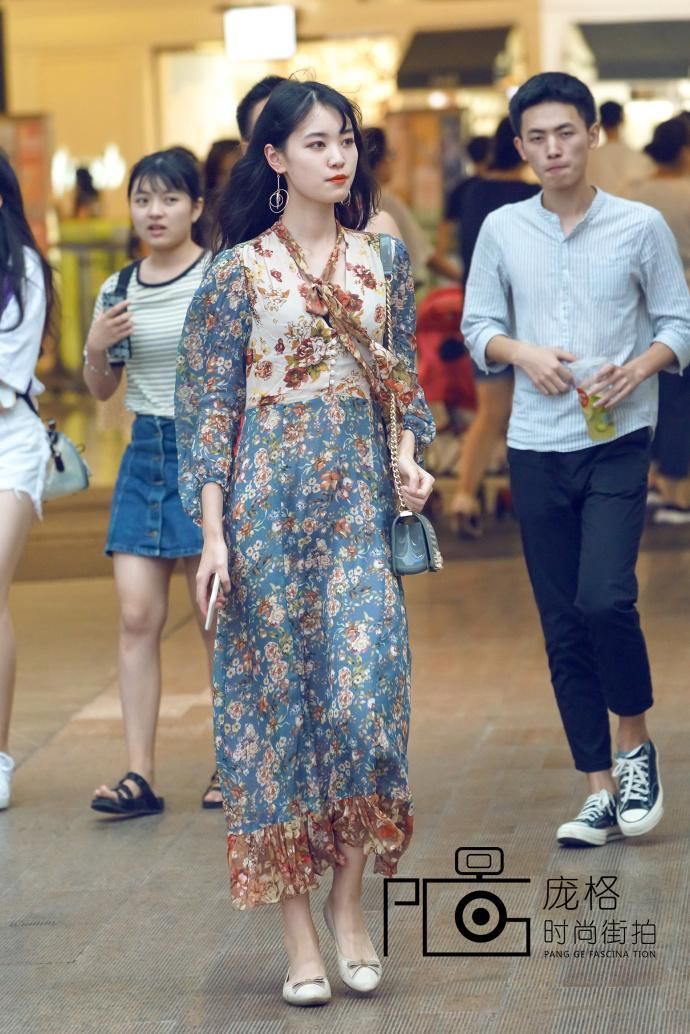 街拍:大模气质的小姐姐，修身款连衣裙穿出的好身材，让人心动