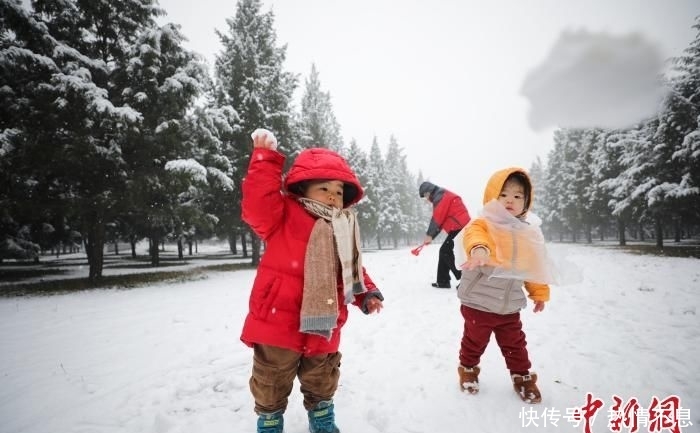  「二场雪后」北京迎来今冬第二场雪 市民纷纷拍照留念