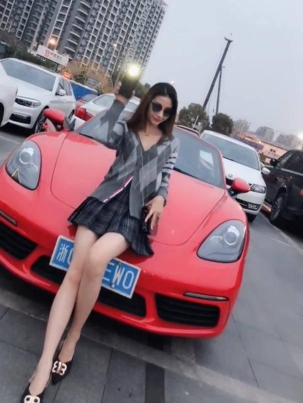  坐在|城市里的妙龄女郎，坐在跑车前面尽显御姐魅力