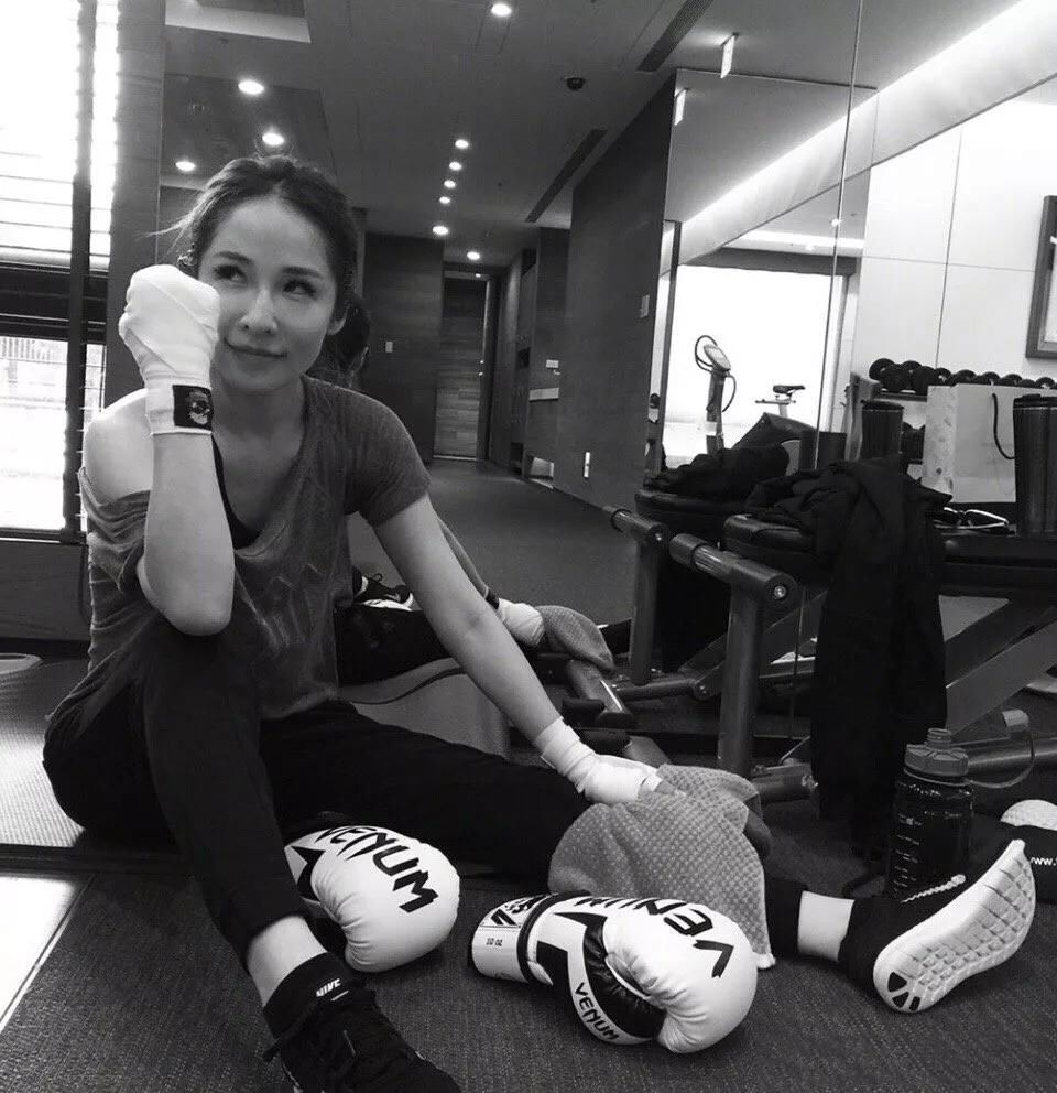 17年换15任男友,现又撩到24岁小鲜肉,40岁萧亚