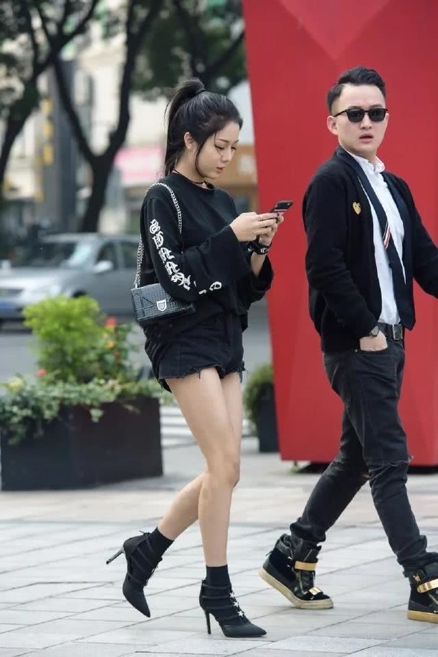 特别■路人街拍,美女穿粉红色的吊带牛仔衣,显得特别的有魅力