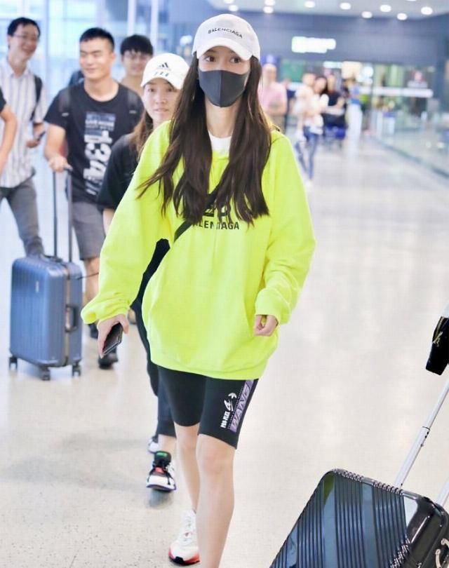 「小黑」Baby把小黑裤穿火了,随意搭配就很洋气