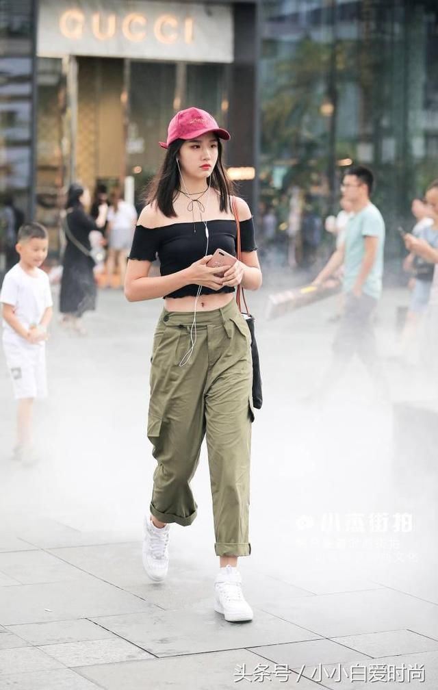 穿吊带短裤的小姐姐，微胖身材很惹眼，珠圆玉润的腿很加分！