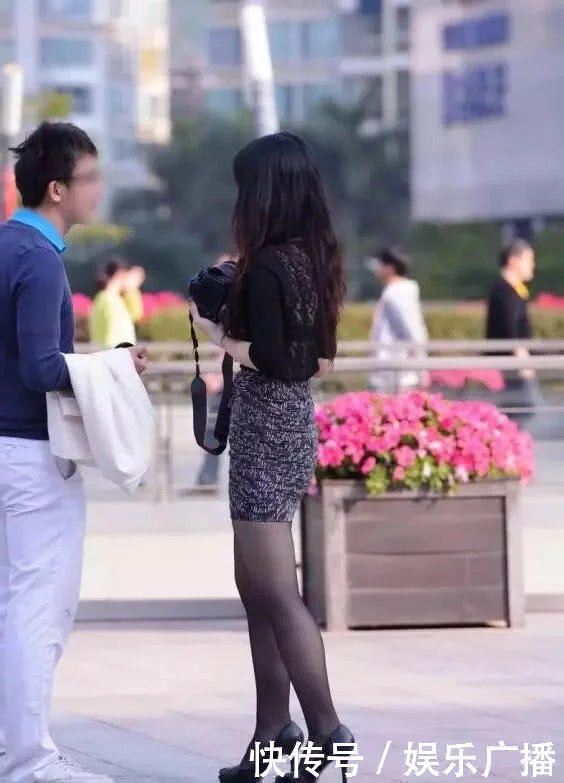 时尚御姐黑色衬衫搭配包臀裙，身材凹凸有致，玩起拍照笑逐颜开可