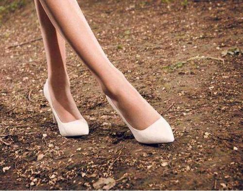 经典的细高跟，娇羞典雅，给人炫目的视觉效果更加闪耀动人