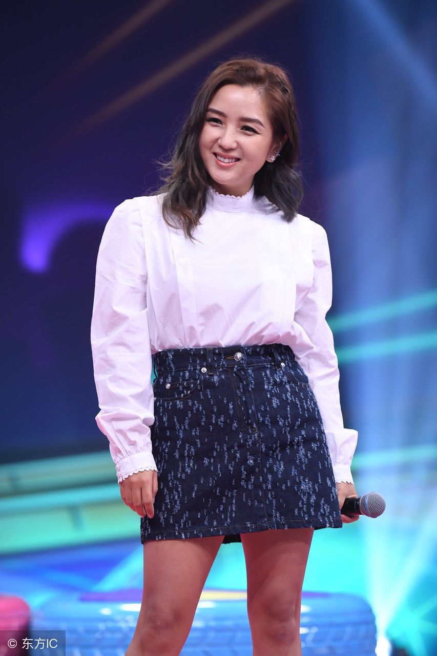 这次穿对了!何洁脚踩高跟鞋157cm身高穿出了大长腿的视觉,真美