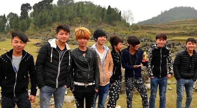 农村出现“少爷”家境贫寒不打工不种地，每天闲逛打牌却不缺钱花